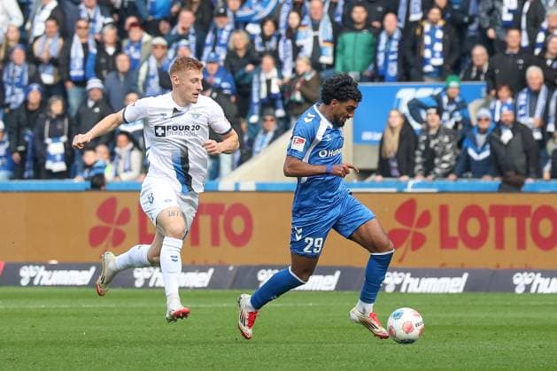 09 11 2025, xgox, Soccer 2 Bundesliga 1 FC Magdeburg SC Padernborn 07 emspor, v l Laurin Curda Paderborn, 17 , Rayan Ghrieb Magdeburg, 29 duel, fight, tackle DFL DFB REGULATIONS PROHIBIT ANY USE OF PHOTOGRAPHS as IMAGE SEQUENCES and or QUASI VIDEO Magdeburg