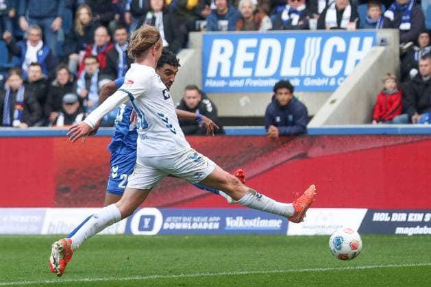 09 11 2025, xgox, Soccer 2 Bundesliga 1 FC Magdeburg SC Padernborn 07 emspor, v l Laurin Curda Paderborn, 17 , Nick Meier Magdeburg, 20 duel, duel, fight, tackle DFL DFB REGULATIONS PROHIBIT ANY USE OF PHOTOGRAPHS as IMAGE SEQUENCES and or QUASI VIDEO Magdeburg