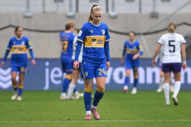 Isabella Jaron 24 FC Carl Zeiss Jena walks thoughtfully on the pitch, while other players can be seen in the background Players thoughtfully on the pitch Copyright: xSpeedshotx