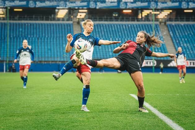 Google Pixel Frauen Bundesliga Hamburger SV vs 1 FC Nürnberg, 09 11 2025 Sophie Hillebrand Hamburger SV, 22 vs Laura Miller 1 FC Nürnberg, 9 Soccer, Google Pixel Frauen Bundesliga, 10 Matchday Hamburger SV vs 1 FC Nürnberg on 09 11 2025 at Volksparkstadion, Hamburg DFB DFL REGULATIONS PROHIBIT ANY USE OF PHOTOGRAPHS AS IMAGE SEQUENCES AND OR QUASI VIDEO Copyright: xBEAUTIFULxSPORTS Tonhäuserx