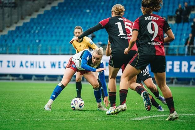 Google Pixel Frauen Bundesliga Hamburger SV vs 1 FC Nürnberg, 09 11 2025 Mia Büchele Hamburger SV, 17 am Ball Fußball, Google Pixel Frauen Bundesliga, 10 Spieltag Hamburger SV vs 1 FC Nürnberg am 09 11 2025 im Volksparkstadion, Hamburg DFB DFL REGULATIONS PROHIBIT ANY USE OF PHOTOGRAPHS AS IMAGE SEQUENCES AND OR QUASI VIDEO Copyright: xBEAUTIFULxSPORTS Tonhäuserx
