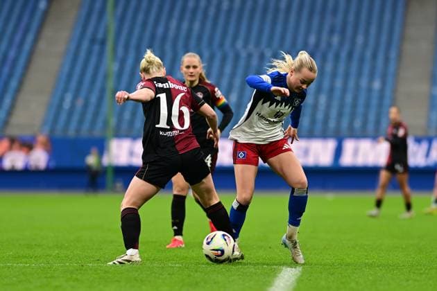 Soccer I Women I Season 2025 2026 I Bundesliga I 10 Matchday I Hamburger SV 1 FC Nürnberg I 09 11 2025 Aleigh Gambone 16, 1 FC Nürnberg Mia Büchele 17, Hamburger SV Hamburg Volkspark, Volksparkstadion, Stadium, Volkspark Stadion Hamburg Germany Copyright: xLobeca FelixxSchlikisx