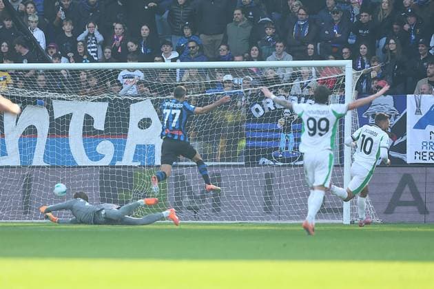 November 9, 2025, Bergamo, Lombardia: Sassuolo s Domenico Berardi scores the 0-3 goal during the Italian Serie A soccer match Atalanta BC vs US Sassuolo at New Balance Arena in Bergamo, Italy, 9 november 2025..ANSA MICHELE MARAVIGLIA Soccer: Serie A; Atalanta-Sassuolo  - ZUMAa110 20251109_zaf_a110_035 Copyright: xMichelexMaravigliax