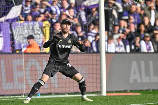 251109 RSC Anderlecht vs Club Brugge goalkeeper Colin Coosemans (26) of Anderlecht pictured during the Jupiler Pro League season 2025 - 2026 matchday 14 game between RSC Anderlecht and Club Brugge KV on November 9 , 2025 in Anderlecht, Belgium. (Photo by David Catry Isosport) Anderlecht Belgium  Copyright: xDavidxCatryx 20251109DC2_4420