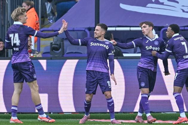 251109 RSC Anderlecht vs Club Brugge Thorgan Hazard (11) of Anderlecht celebrates with Nathan De Cat (74) of Anderlecht , Mihajlo Cvetkovic (9) of Anderlecht and Ilay Camara (7) of Anderlecht after scoring the 1-0 goal during the Jupiler Pro League season 2025 - 2026 matchday 14 game between RSC Anderlecht and Club Brugge KV on November 9 , 2025 in Anderlecht, Belgium. (Photo by David Catry Isosport) Anderlecht Belgium  Copyright: xDavidxCatryx 20251109DC2_3915