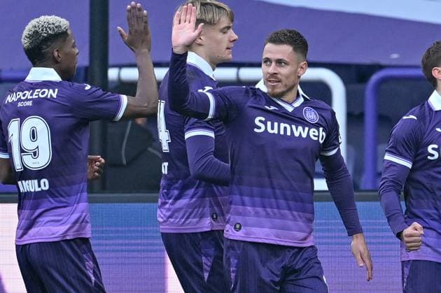 251109 RSC Anderlecht vs Club Brugge Thorgan Hazard (11) of Anderlecht celebrates after scoring the 1-0 goal during the Jupiler Pro League season 2025 - 2026 matchday 14 game between RSC Anderlecht and Club Brugge KV on November 9 , 2025 in Anderlecht, Belgium. (Photo by David Catry Isosport) Anderlecht Belgium  Copyright: xDavidxCatryx 20251109DC2_3929