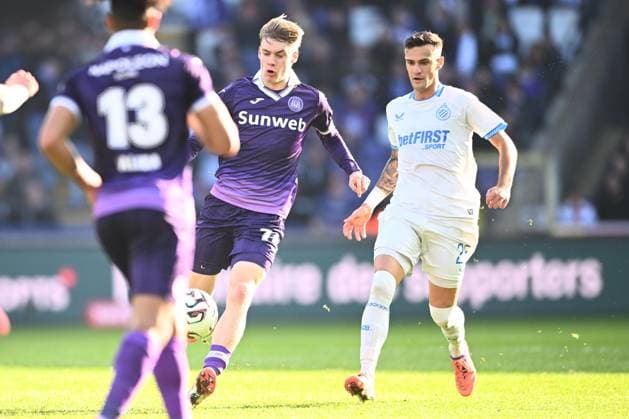 RSC Anderlecht v Club Brugge - Jupiler Pro League ANDERLECHT, BELGIUM - NOVEMBER 09 : De Cat Nathan midfielder of RSC Anderlecht, Stankovic Aleksandar midfielder of Club Brugge during the Jupiler Pro League match between RSC Anderlecht and Club Brugge on November 9, 2025 in Anderlecht, Belgium, 09 11 2025 Anderlecht Belgium  Copyright: xGvgx