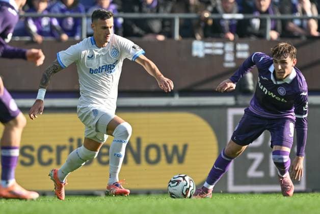 251109 RSC Anderlecht vs Club Brugge Aleksandar Stankovic (25) of Club Brugge and Mihajlo Cvetkovic (9) of Anderlecht pictured during the Jupiler Pro League season 2025 - 2026 matchday 14 game between RSC Anderlecht and Club Brugge KV on November 9 , 2025 in Anderlecht, Belgium. (Photo by David Catry Isosport) Anderlecht Belgium  Copyright: xDavidxCatryx 20251109DC2_4345