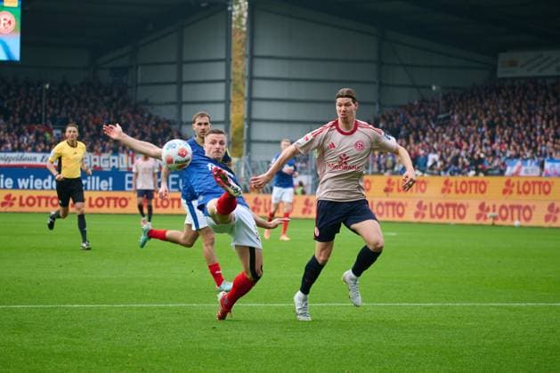 09 11 2025, Football, Men, 2 BL Bundesliga , Season 2025 2026, Holstein Kiel Fortuna Düsseldorf, Matchday 12 Carl Johansson clears in front of Cedric Itten Kiel Holstein Stadion Schleswig Holstein Germany