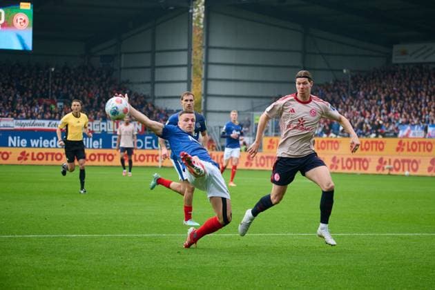 09 11 2025, Football, Men, 2 BL Bundesliga , Season 2025 2026, Holstein Kiel Fortuna Düsseldorf, Matchday 12 Carl Johansson clears in front of Cedric Itten Kiel Holstein Stadion Schleswig Holstein Germany
