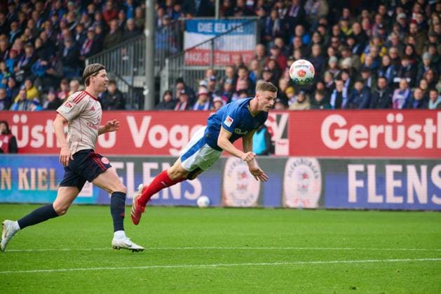 09 11 2025, Football, Men, 2 BL Bundesliga , Season 2025 2026, Holstein Kiel Fortuna Düsseldorf, Matchday 12 Carl Johansson clears in front of Cedric Itten Kiel Holstein Stadion Schleswig Holstein Germany