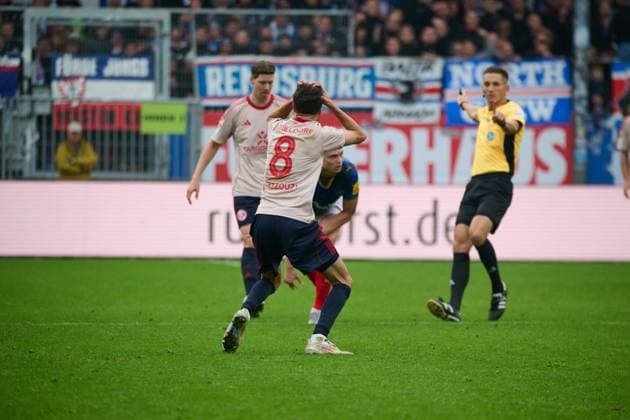 09 11 2025, Soccer, Men, 2 BL Bundesliga , Season 2025 2026, Holstein Kiel Fortuna Düsseldorf, Matchday 12 Anouar El Azzouzi complains and gets a yellow card from referee Felix Bickel Kiel Holstein Stadion Schleswig Holstein Germany