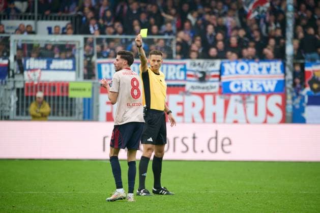 09 11 2025, Soccer, Men, 2 BL Bundesliga , Season 2025 2026, Holstein Kiel Fortuna Düsseldorf, Matchday 12 Anouar El Azzouzi complains and gets a yellow card from referee Felix Bickel Kiel Holstein Stadion Schleswig Holstein Germany