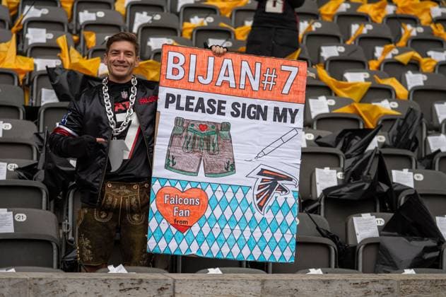 Germany, American Football, NFL, Week 10, 2025 2026, Indianapolis Colts Atlanta Falcons on 09 11 in Berlin Olympiastadion A big Bijan Robinson RB, Atlanta Falcons fan Copyright: xSvenxHeidmannx
