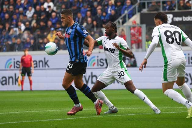 Atalanta BC v US Sassuolo Calcio - Serie A Lazar Samardzic plays during the Serie A match between Atalanta and Sassuolo in Bergamo, Italy, on November 9, 2025, at New Balance Arena Bergamo Bergamo Italy  Copyright: xMairoxCinquettix originalFilename:cinquetti-atalanta251109_npZpu.jpg