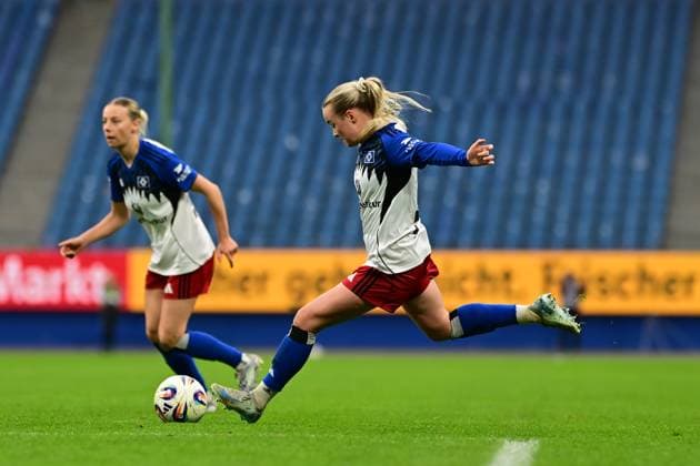 Soccer I Women I Season 2025 2026 I Bundesliga I 10 Matchday I Hamburger SV 1 FC Nürnberg I 09 11 2025 Free kick Mia Büchele 17, Hamburger SV Hamburg Volkspark, Volksparkstadion, Stadium, Volkspark Stadion Hamburg Germany Copyright: xLobeca FelixxSchlikisx