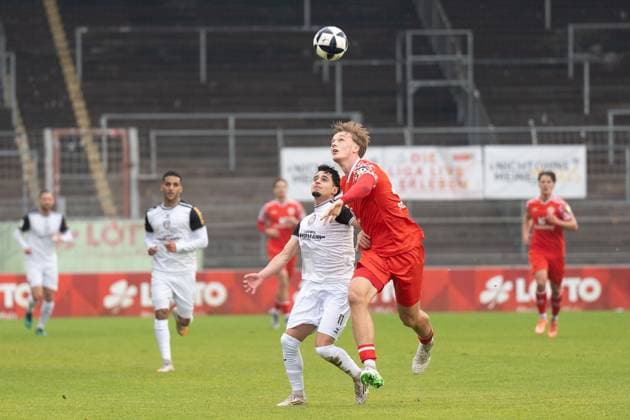 09 11 2025, xhfmx, Soccer Regionalliga Suedwest, FSV Mainz 05 U23 FSV Frankfurt v l Isamil Harnafi FSV Frankfurt and Konstantin Schopp 1 FSV Mainz 05 II in a running duel DFL DFB REGULATIONS PROHIBIT ANY USE OF PHOTOGRAPHS as IMAGE SEQUENCES and or QUASI VIDEO Mainz
