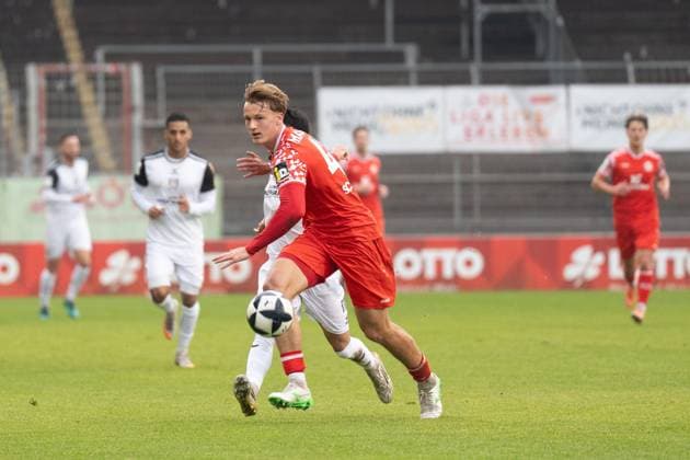 09 11 2025, xhfmx, Soccer Regionalliga Suedwest, FSV Mainz 05 U23 FSV Frankfurt v l Isamil Harnafi FSV Frankfurt and Konstantin Schopp 1 FSV Mainz 05 II in a running duel DFL DFB REGULATIONS PROHIBIT ANY USE OF PHOTOGRAPHS as IMAGE SEQUENCES and or QUASI VIDEO Mainz