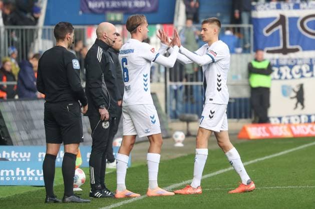 09 11 2025, xgox, Soccer 2 Bundesliga 1 FC Magdeburg SC Padernborn 07 emspor, v l Luis Engelns Paderborn, 6 is substituted for Filip Biblija Paderborn, 7, substitution DFL DFB REGULATIONS PROHIBIT ANY USE OF PHOTOGRAPHS as IMAGE SEQUENCES and or QUASI VIDEO Magdeburg