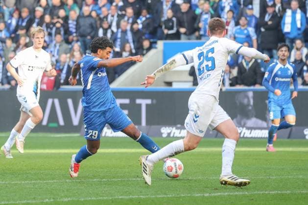 09 11 2025, xgox, Soccer 2 Bundesliga 1 FC Magdeburg SC Padernborn 07 emspor, v l Rayan Ghrieb Magdeburg, 29 , Tjark Scheller Paderborn, 25 shot on goal, shoots the ball on goal, shot DFL DFB REGULATIONS PROHIBIT ANY USE OF PHOTOGRAPHS as IMAGE SEQUENCES and or QUASI VIDEO Magdeburg