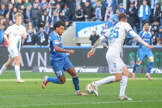 09 11 2025, xgox, Soccer 2 Bundesliga 1 FC Magdeburg SC Padernborn 07 emspor, v l Rayan Ghrieb Magdeburg, 29 , Tjark Scheller Paderborn, 25 shot on goal, shoots the ball on goal, shot DFL DFB REGULATIONS PROHIBIT ANY USE OF PHOTOGRAPHS as IMAGE SEQUENCES and or QUASI VIDEO Magdeburg