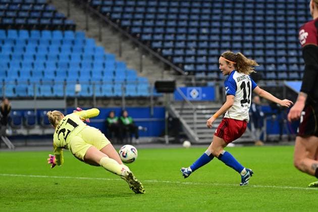 Soccer I Women I Season 2025 2026 I Bundesliga I 10 Matchday I Hamburger SV 1 FC Nürnberg I 09 11 2025 Larissa Rusek 21, 1 FC Nürnberg vs Melanie Brunnthaler 11, Hamburger SV who scores the 1 0, TOR Hamburg Volkspark, Volksparkstadion, Stadium, Volkspark Stadion Hamburg Germany Copyright: xLobeca FelixxSchlikisx