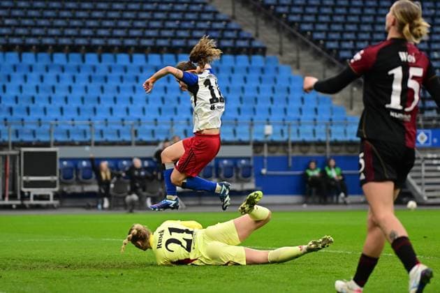 Soccer I Women I Season 2025 2026 I Bundesliga I 10 Matchday I Hamburger SV 1 FC Nürnberg I 09 11 2025 Melanie Brunnthaler 11, Hamburger SV jumps over Larissa Rusek 21, 1 FC Nürnberg Hamburg Volkspark, Volksparkstadion, Stadium, Volkspark Stadion Hamburg Germany after scoring the 1 0 goal Copyright: xLobeca FelixxSchlikisx