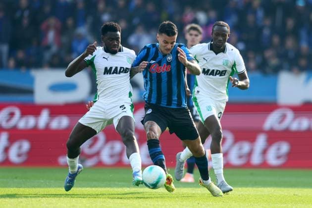 November 9, 2025, Bergamo, Lombardia: Atalanta s Gianluca Scamacca (C) and Sassuolo s Fali Cande in action during the Italian Serie A soccer match Atalanta BC vs US Sassuolo at New Balance Arena in Bergamo, Italy, 9 november 2025..ANSA MICHELE MARAVIGLIA Soccer: Serie A; Atalanta-Sassuolo  - ZUMAa110 20251109_zaf_a110_037 Copyright: xMichelexMaravigliax