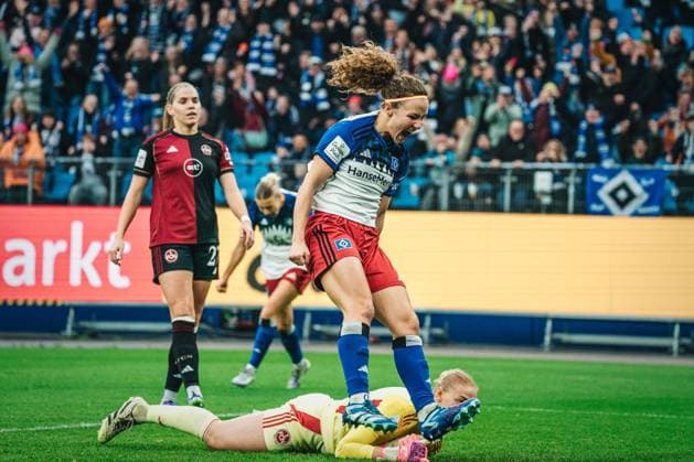 Google Pixel Frauen Bundesliga Hamburger SV vs 1 FC Nürnberg, 09 11 2025 TOR, JUBEL, Die HSV Frauen zum 1 0 durch Melanie Brunnthaler Hamburger SV, 11 Fußball, Google Pixel Frauen Bundesliga, 10 Spieltag Hamburger SV vs 1 FC Nürnberg am 09 11 2025 im Volksparkstadion, Hamburg DFB DFL REGULATIONS PROHIBIT ANY USE OF PHOTOGRAPHS AS IMAGE SEQUENCES AND OR QUASI VIDEO Copyright: xBEAUTIFULxSPORTS Tonhäuserx