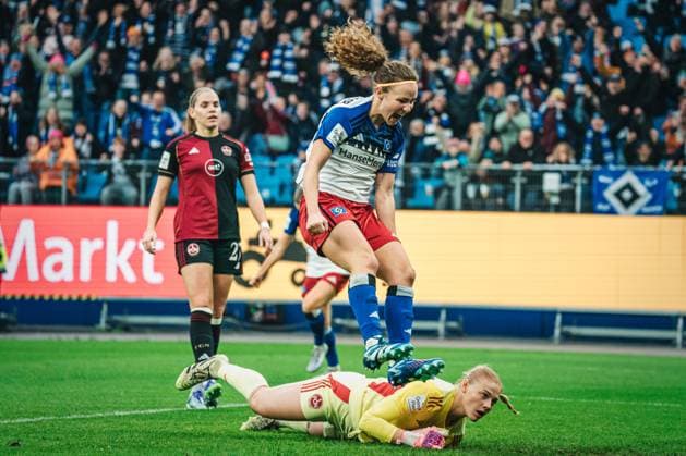 Google Pixel Frauen Bundesliga Hamburger SV vs 1 FC Nürnberg, 09 11 2025 TOR, JUBEL, Die HSV Frauen zum 1 0 durch Melanie Brunnthaler Hamburger SV, 11 Fußball, Google Pixel Frauen Bundesliga, 10 Spieltag Hamburger SV vs 1 FC Nürnberg am 09 11 2025 im Volksparkstadion, Hamburg DFB DFL REGULATIONS PROHIBIT ANY USE OF PHOTOGRAPHS AS IMAGE SEQUENCES AND OR QUASI VIDEO Copyright: xBEAUTIFULxSPORTS Tonhäuserx