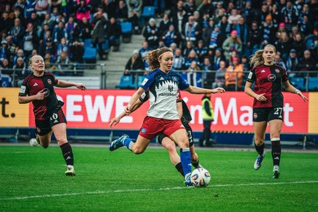 Google Pixel Frauen Bundesliga Hamburger SV vs 1 FC Nürnberg, 09 11 2025 TOR, JUBEL, Die HSV Frauen zum 1 0 durch Melanie Brunnthaler Hamburger SV, 11 Fußball, Google Pixel Frauen Bundesliga, 10 Spieltag Hamburger SV vs 1 FC Nürnberg am 09 11 2025 im Volksparkstadion, Hamburg DFB DFL REGULATIONS PROHIBIT ANY USE OF PHOTOGRAPHS AS IMAGE SEQUENCES AND OR QUASI VIDEO Copyright: xBEAUTIFULxSPORTS Tonhäuserx
