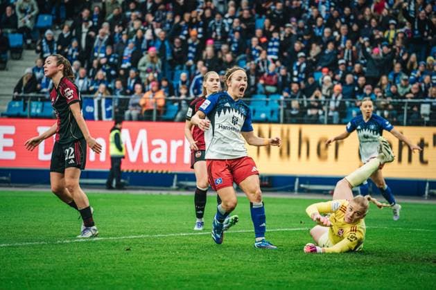 Google Pixel Frauen Bundesliga Hamburger SV vs 1 FC Nürnberg, 09 11 2025 TOR, JUBEL, Die HSV Frauen zum 1 0 durch Melanie Brunnthaler Hamburger SV, 11 Fußball, Google Pixel Frauen Bundesliga, 10 Spieltag Hamburger SV vs 1 FC Nürnberg am 09 11 2025 im Volksparkstadion, Hamburg DFB DFL REGULATIONS PROHIBIT ANY USE OF PHOTOGRAPHS AS IMAGE SEQUENCES AND OR QUASI VIDEO Copyright: xBEAUTIFULxSPORTS Tonhäuserx
