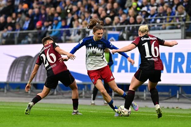 Soccer I Women I Season 2025 2026 I Bundesliga I 10 Matchday I Hamburger SV 1 FC Nürnberg I 09 11 2025 Aneta Polaskova 26, 1 FC Nürnberg Lotta Wrede 32, Hamburger SV Aleigh Gambone 16, 1 FC Nürnberg Hamburg Volkspark, Volksparkstadion, Stadium, Volkspark Stadion Hamburg Germany Copyright: xLobeca FelixxSchlikisx