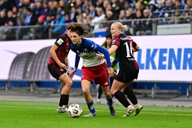 Soccer I Women I Season 2025 2026 I Bundesliga I 10 Matchday I Hamburger SV 1 FC Nürnberg I 09 11 2025 Lotta Wrede 32, Hamburger SV past Aneta Polaskova 26, 1 FC Nürnberg and Aleigh Gambone 16, 1 FC Nürnberg Hamburg Volkspark, Volksparkstadion, stadium, Volkspark Stadion Hamburg Germany Copyright: xLobeca FelixxSchlikisx