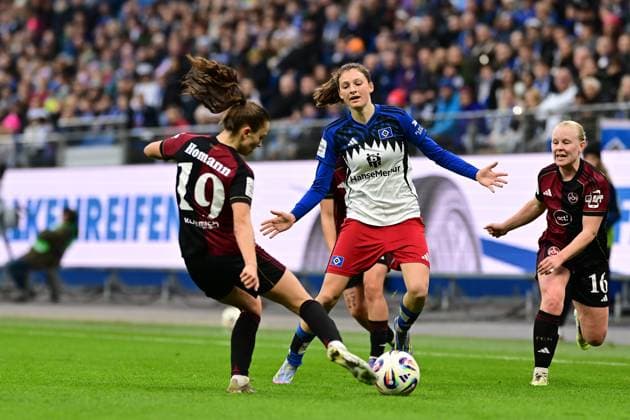 Soccer I Women I Season 2025 2026 I Bundesliga I 10 Matchday I Hamburger SV 1 FC Nürnberg I 09 11 2025 Sanja Homann 19, 1 FC Nürnberg vs Lotta Wrede 32, Hamburger SV Hamburg Volkspark, Volksparkstadion, Stadium, Volkspark Stadion Hamburg Germany Copyright: xLobeca FelixxSchlikisx