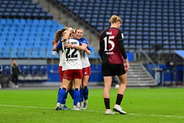 Soccer I Women I Season 2025 2026 I Bundesliga I 10 Matchday I Hamburger SV 1 FC Nürnberg I 09 11 2025 Cheers, excitement, enthusiasm, euphoria, joy, happiness, cheerfulness at Hamburger SV Women, right Looks disappointed, saddened, depressed, frustrated, dejected, offended, dejected, dissatisfied, disillusioned, in a bad mood Oliwia Wos 15, 1 FC Nürnberg Hamburg Volkspark, Volksparkstadion, stadium, Volkspark Stadion Hamburg Germany Copyright: xLobeca FelixxSchlikisx