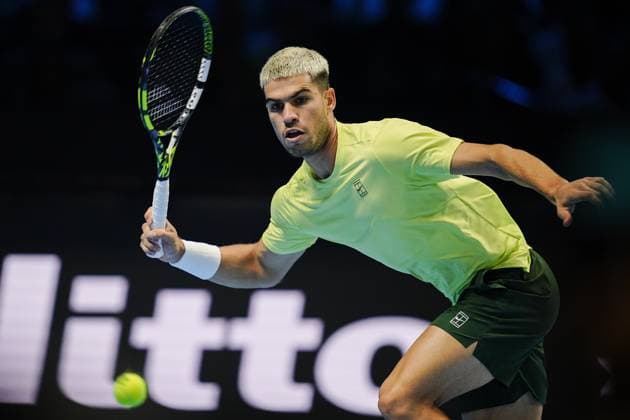 Spain s Carlos Alcaraz returns the ball to Australia s Alex de Minaur during the singles tennis match of the ATP, Tennis Herren World Tour Finals at the Inalpi Arena in Turin, Italy - Sunday, Nov. 9, 2025. - .  Copyright: xMarcoxAlpozzi LaPressex