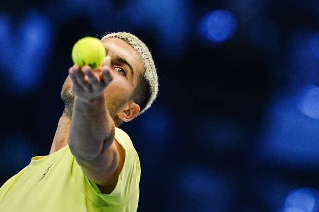 Spain s Carlos Alcaraz serves against Australia s Alex de Minaur during the singles tennis match of the ATP, Tennis Herren World Tour Finals at the Inalpi Arena in Turin, Italy - Sunday, Nov. 9, 2025. - .  Copyright: xMarcoxAlpozzi LaPressex