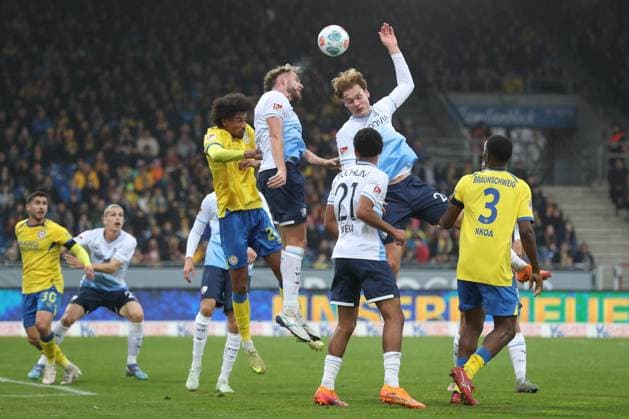 09 11 2025, xtgx, Soccer 2 Bundesliga, Eintracht Braunschweig VfL Bochum v l Sidi Sane Braunschweig, 24 , Philipp Strompf Bochum, 3 , Mats Pannewig Bochum, 24 duel, fight, tackle DFL DFB REGULATIONS PROHIBIT ANY USE OF PHOTOGRAPHS as IMAGE SEQUENCES and or QUASI VIDEO Braunschweig