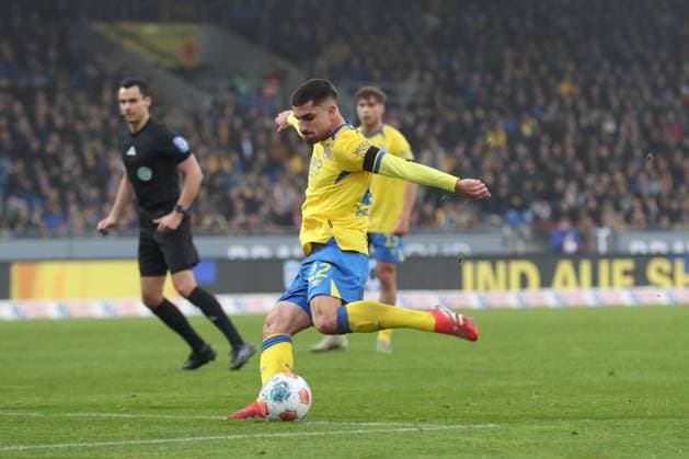 09 11 2025, xtgx, Soccer 2 Bundesliga, Eintracht Braunschweig VfL Bochum v l Fabio Di Michele Sanchez Braunschweig, 22 shoots the ball on goal, shot on goal, shot DFL DFB REGULATIONS PROHIBIT ANY USE OF PHOTOGRAPHS as IMAGE SEQUENCES and or QUASI VIDEO Braunschweig