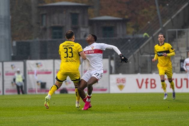 Duel between Mansour Ouro Tagba VfB Stuttgart II, 27 and Marius Wegmann Alemannia Aachen, 33 , VFB Stuttgart II vs Alemannia Aachen, Football, 3 Liga, Matchday 14, Season 2025 2026, 09 11 2025 VFB Stuttgart II vs Alemannia Aachen, Football, 3 Liga, Matchday 14, Season 2025 2026, 09 11 2025 Aspach Copyright: xEibner-Pressefoto PhilipxZieglerx EP_PZR