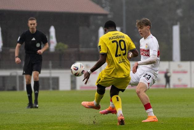 Duel between Pierre Nadjombe Alemannia Aachen, 29 and Yanik Spalt VfB Stuttgart II, 23 , Referee Lennart Kernchen in the background, VFB Stuttgart II vs Alemannia Aachen, Football, 3 Liga, Matchday 14, Season 2025 2026, 09 11 2025 VFB Stuttgart II vs Alemannia Aachen, Football, 3 Liga, Matchday 14, Season 2025 2026, 09 11 2025 Aspach Copyright: xEibner-Pressefoto PhilipxZieglerx EP_PZR