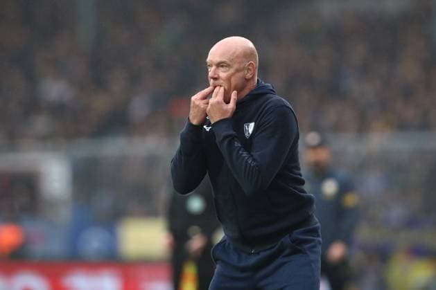 09 11 2025, xtgx, Fußball 2 Bundesliga, Eintracht Braunschweig VfL Bochum v l Uwe Roesler Rösler, Bochum, Trainer gibt Anweisungen, gestikuliert mit den Armen, gesticulate, gives instructions DFL DFB REGULATIONS PROHIBIT ANY USE OF PHOTOGRAPHS as IMAGE SEQUENCES and or QUASI VIDEO Braunschweig