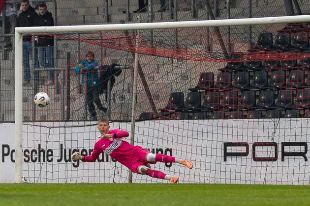 Penalty for 0 1 by Lars Gindorf Alemannia Aachen, 23 , VFB Stuttgart II vs Alemannia Aachen, Football, 3 Liga, Matchday 14, Season 2025 2026, 09 11 2025 VFB Stuttgart II vs Alemannia Aachen, Football, 3 Liga, Matchday 14, Season 2025 2026, 09 11 2025 Aspach Copyright: xEibner-Pressefoto PhilipxZieglerx EP_PZR