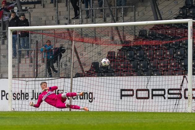 Penalty for 0 1 by Lars Gindorf Alemannia Aachen, 23 , VFB Stuttgart II vs Alemannia Aachen, Football, 3 Liga, Matchday 14, Season 2025 2026, 09 11 2025 VFB Stuttgart II vs Alemannia Aachen, Football, 3 Liga, Matchday 14, Season 2025 2026, 09 11 2025 Aspach Copyright: xEibner-Pressefoto PhilipxZieglerx EP_PZR