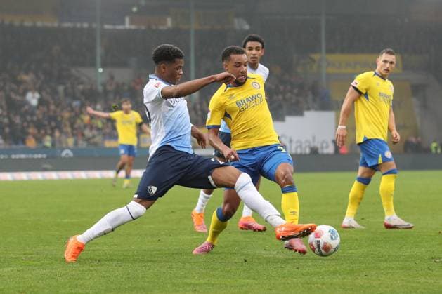 09 11 2025, xtgx, Soccer 2 Bundesliga, Eintracht Braunschweig VfL Bochum v l Farid Alfa Ruprecht Bochum, 29 , Leon Bell Bell Braunschweig, 19 duel, duel, fight, tackle DFL DFB REGULATIONS PROHIBIT ANY USE OF PHOTOGRAPHS as IMAGE SEQUENCES and or QUASI VIDEO Braunschweig