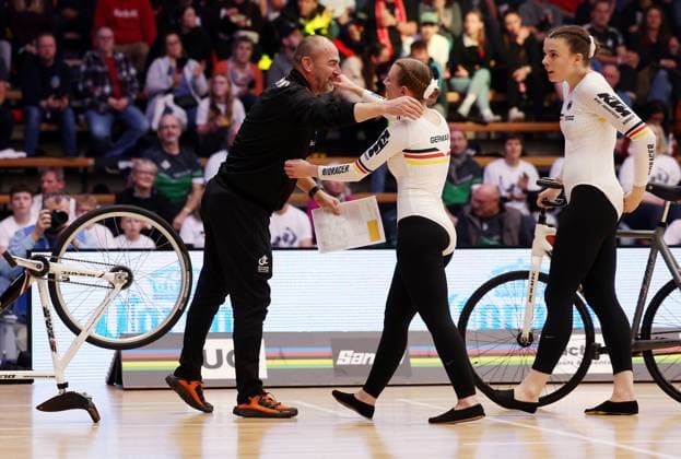 BAU 09 11 2025 Göppingen Artistic Cycling UCI Indoor Cycling World Championships 2025, from left national coach Dieter Maute with Neele Jodeleit and Kim Schlüter GER