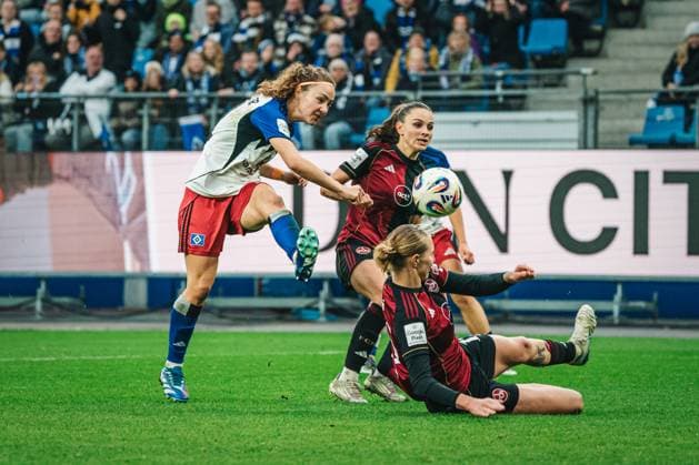 Google Pixel Frauen Bundesliga Hamburger SV vs 1 FC Nürnberg, 09 11 2025 Melanie Brunnthaler Hamburger SV, 11 shoots soccer, Google Pixel Frauen Bundesliga, 10 Matchday Hamburger SV vs 1 FC Nürnberg on 09 11 2025 at Volksparkstadion, Hamburg DFB DFL REGULATIONS PROHIBIT ANY USE OF PHOTOGRAPHS AS IMAGE SEQUENCES AND OR QUASI VIDEO Copyright: xBEAUTIFULxSPORTS Tonhäuserx