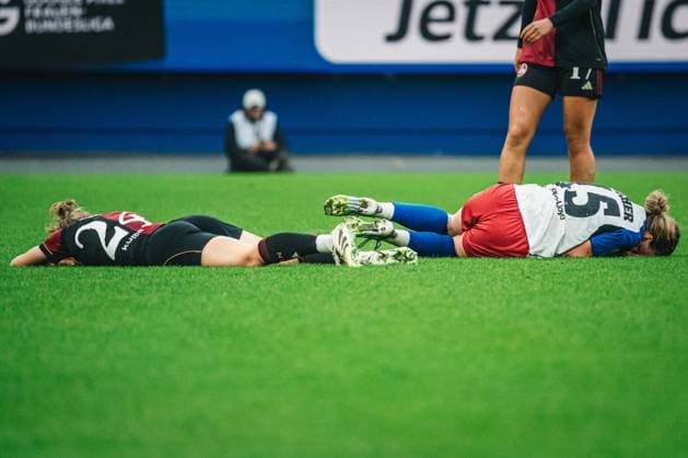 Google Pixel Frauen Bundesliga Hamburger SV vs 1 FC Nürnberg, 09 11 2025 Annalena Wucher Hamburger SV, 15 and Nastassja Lein 1 FC Nürnberg, 24 are lying on the ground Football, Google Pixel Frauen Bundesliga, 10 Matchday Hamburger SV vs 1 FC Nürnberg on 09 11 2025 at Volksparkstadion, Hamburg DFB DFL REGULATIONS PROHIBIT ANY USE OF PHOTOGRAPHS AS IMAGE SEQUENCES AND OR QUASI VIDEO Copyright: xBEAUTIFULxSPORTS Tonhäuserx
