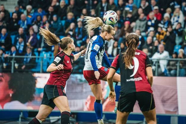 Google Pixel Womens Bundesliga Hamburger SV vs 1 FC Nuremberg, 09 11 2025 Mia Büchele Hamburger SV, 17 goes for the header Soccer, Google Pixel Womens Bundesliga, 10 Matchday Hamburger SV vs 1 FC Nuremberg on 09 11 2025 at Volksparkstadion, Hamburg DFB DFL REGULATIONS PROHIBIT ANY USE OF PHOTOGRAPHS AS IMAGE SEQUENCES AND OR QUASI VIDEO Copyright: xBEAUTIFULxSPORTS Tonhäuserx